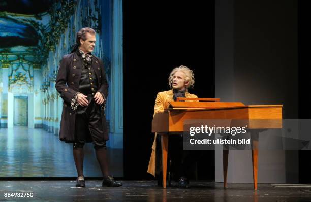 Die Schauspieler Marko Pustisek , Johann Fohl vl aufgenommen bei Proben zu dem Theaterstück Amadeus im SchlossparkTheater in Berlin Steglitz. Regie