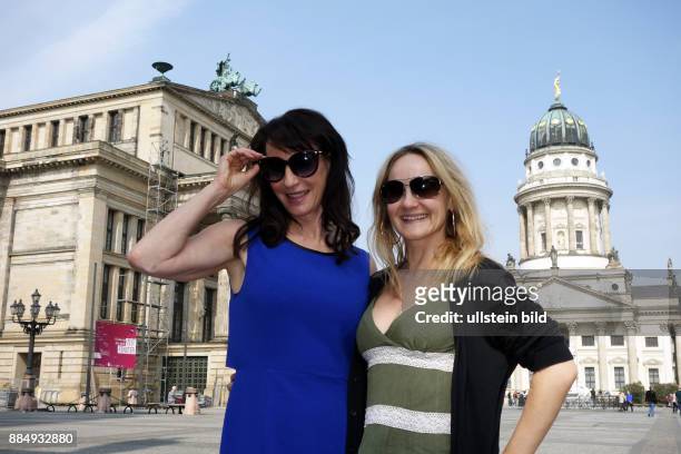 Die Sängerinnen Anna Maria Kaufmann, Katharine Mehrling vl aufgenommen bei einem Fototermin für das Classic Open Air auf dem Gendarmenmarkt in Berlin
