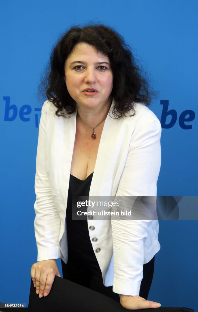 Historikerin Anja Siegemund aufgenommen bei einer Pressekonferenz im Roten Rathaus in Berlin Mitte. Siegemund wird ab 1. September die neue Direktorin vom Centrum Judaicum
