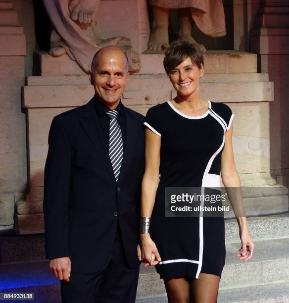 Schauspieler Christoph Maria Herbst und Ehefrau Gisi aufgenommen bei der Premiere vom Udo Jürgens Musical Ich war noch niemals in New York im heater...