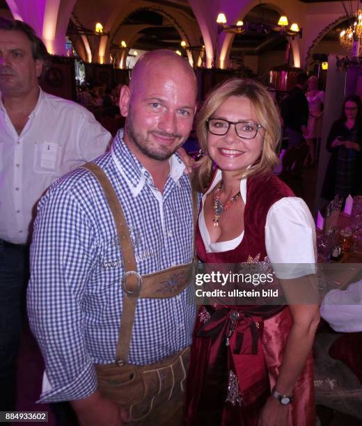 Hofbräu Chef Björn Schwarz, Schauspielerin Maren Gilzer aufgenommen bei der Angermaier Trachten Nacht im Hofbräu Haus am Alexanderplatz in Berlin...