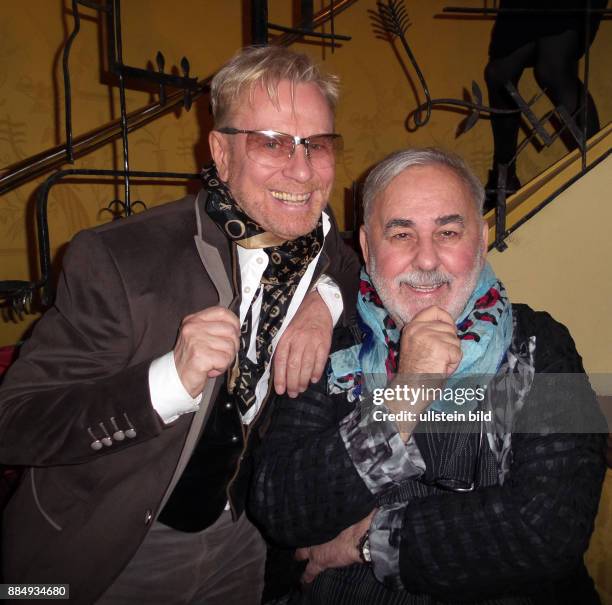 Visagist Rene Koch, Friseur Udo Walz vl aufgenommen bei der Premiere vom Theaterstück Haus auf dem Land im Renaissance Theater in Berlin...