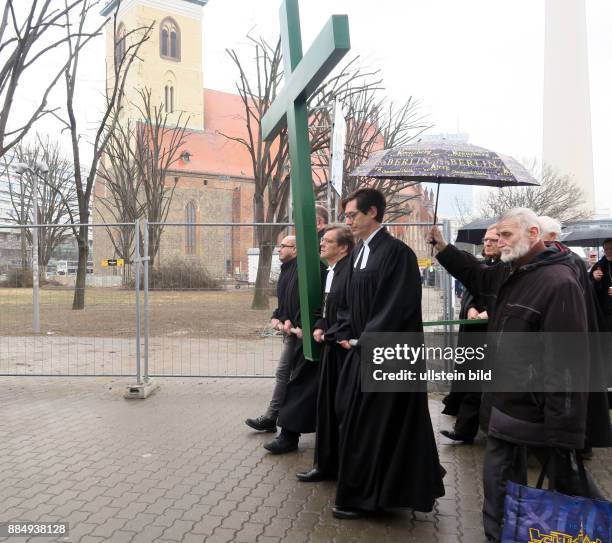 Der syrische Flüchtling Jalal Aldebes, Superintendent Bertold Höcker, Bischof Markus Dröge, Pfarrer Gregor Hohberg aufgenommen während der...