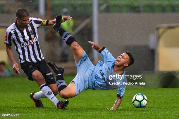 Leonardo Silva of Atletico MG struggles for the ball with Matheusinho of Gremio during a match between Atletico MG and Gremio as part of Brasileirao...