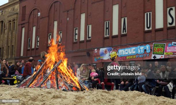 Ein Osterfeuer aufgenommen im Hof der Kulturbrauerei in Berlin Prenzlauer Berg