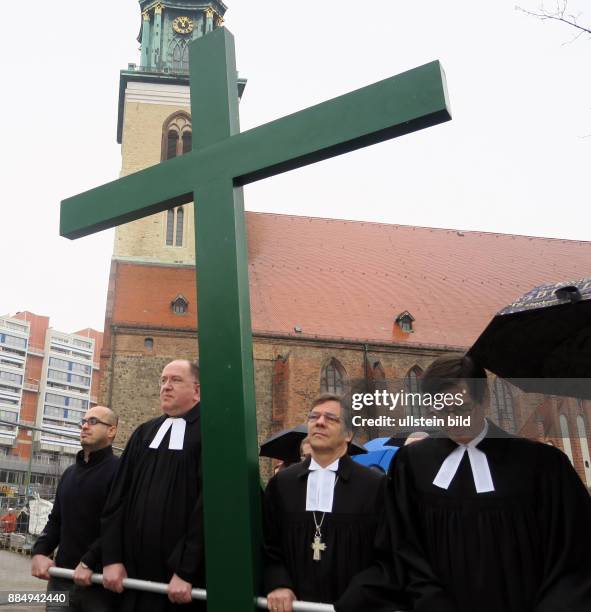 Der syrische Flüchtling Jalal Aldebes, Superintendent Bertold Höcker, Bischof Markus Dröge, Pfarrer Gregor Hohberg aufgenommen während der...