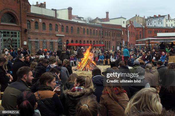 Ein Osterfeuer aufgenommen im Hof der Kulturbrauerei in Berlin Prenzlauer Berg