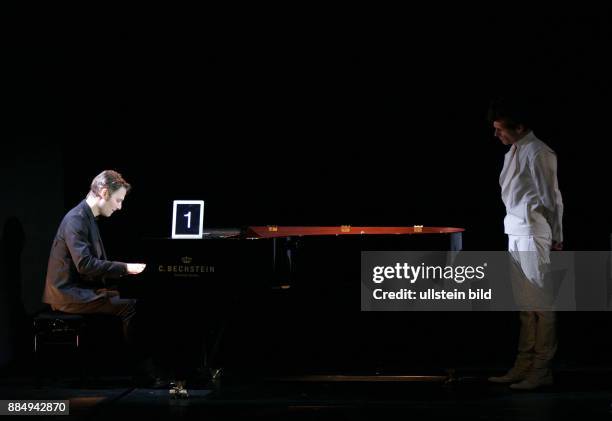 Die Pianisten Paul Cibis , Andreas Kern aufgenommen bei ihrer Show Piano Battle Live on TV im Tipi am Kanzleramt in Berlin Tiergarten