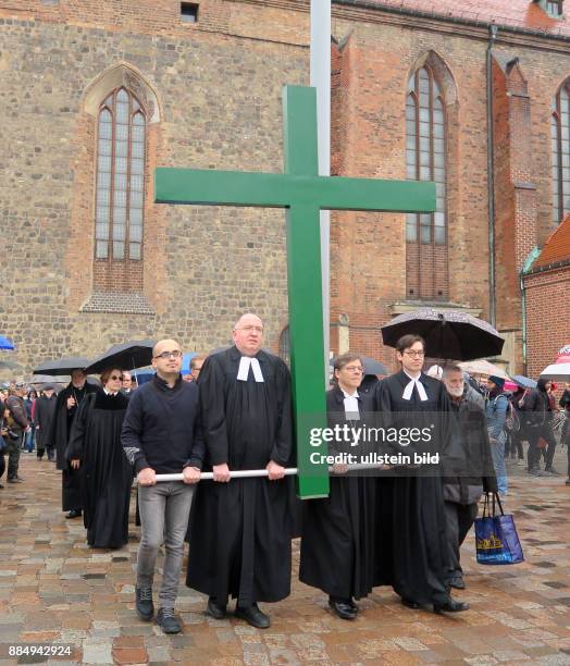 Der syrische Flüchtling Jalal Aldebes, Superintendent Bertold Höcker, Bischof Markus Dröge, Pfarrer Gregor Hohberg aufgenommen während der...