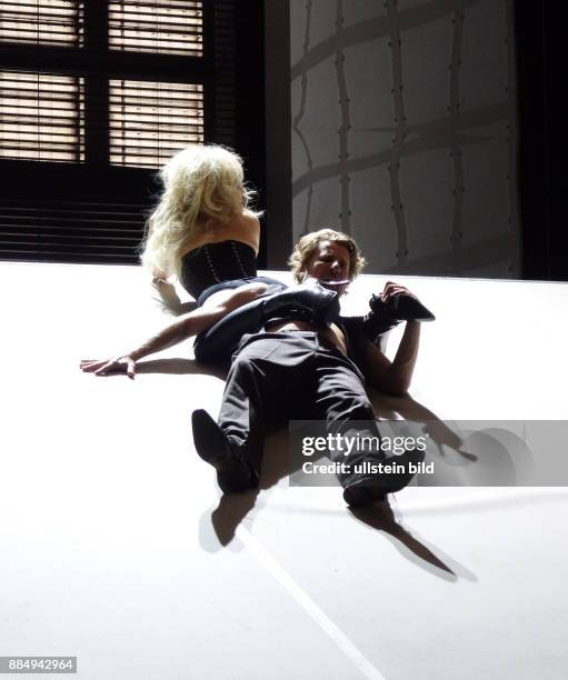 Die Schauspieler Michael von Au und Anika Mauer aufgenommen bei Proben zu dem Theaterstück VENUS IM PELZ im Renaissance Theater in Berlin. Regie...