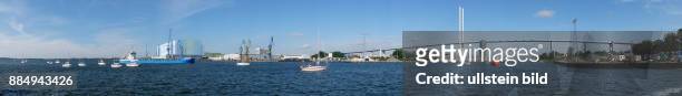 Schiffe und Segelboote warten auf die Oeffnung der Ziegelgrabenbruecke in Stralsund. Die Klappbruecke und die darueber liegende Ruegenbruecke...