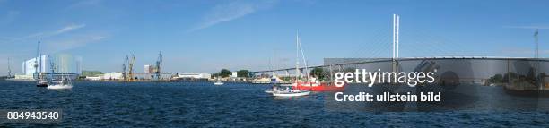 Schiffe und Segelboote warten auf die Oeffnung der Ziegelgrabenbruecke in Stralsund. Die Klappbruecke und die darueber liegende Ruegenbruecke...