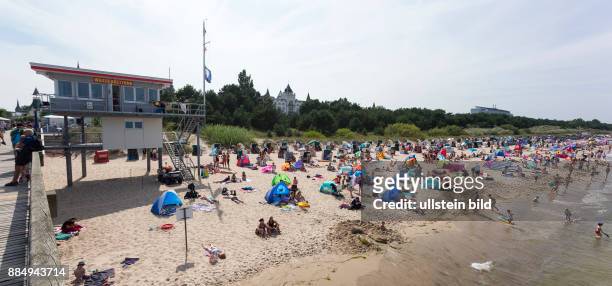 Das herrliche Sommerwetter sorgt für dichtes Gedraenge am Sandstrand in Zinnowitz auf der Insel Usedom.