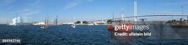 Schiffe und Segelboote warten auf die Oeffnung der Ziegelgrabenbruecke in Stralsund. Die Klappbruecke und die darueber liegende Ruegenbruecke...