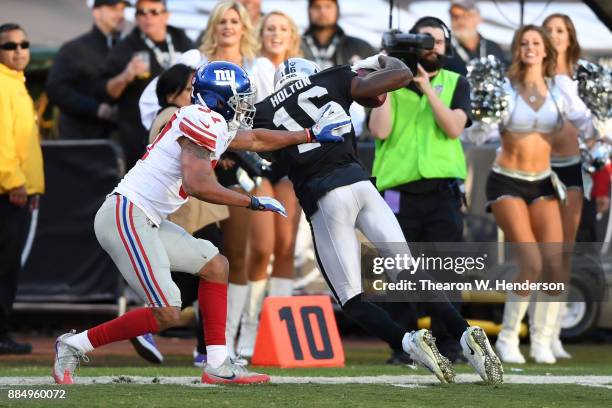 Johnny Holton of the Oakland Raiders makes a catch against the New York Giants during their NFL game at Oakland-Alameda County Coliseum on December...