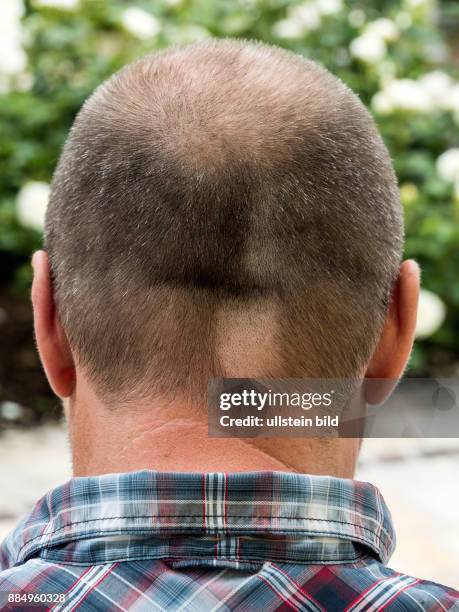 Einem Lehrling bei einem Friseur ist ein Missgeschick passiert