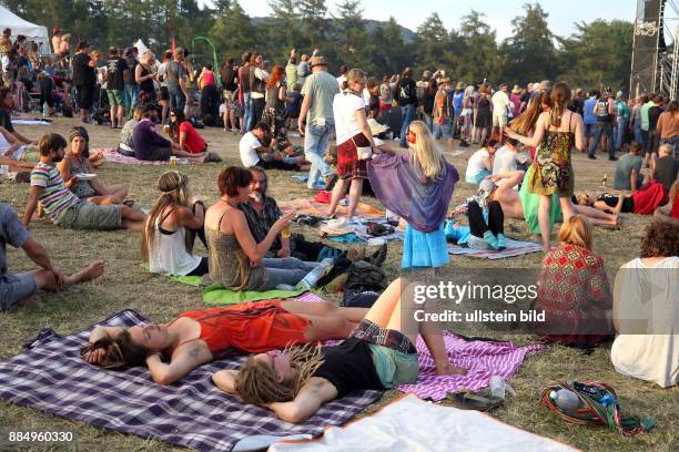 Burg Herzberg Festival 2015: In der Nähe der hessischen Gemeinde Breitenbach gelegen, findet das Festival bereits seit 1968 statt und ist eines der...