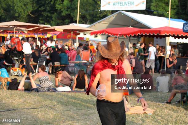 Burg Herzberg Festival 2015: In der Nähe der hessischen Gemeinde Breitenbach gelegen, findet das Festival bereits seit 1968 statt und ist eines der...