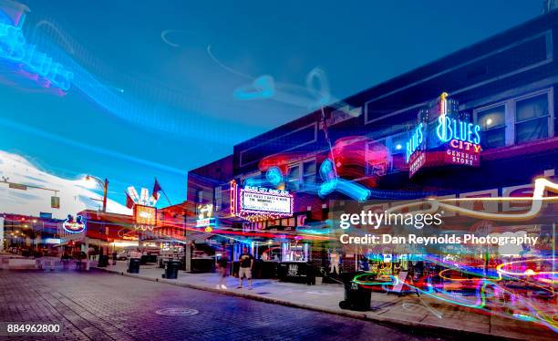 usa, tennessee, beale street at twilight - blues music stock-fotos und bilder