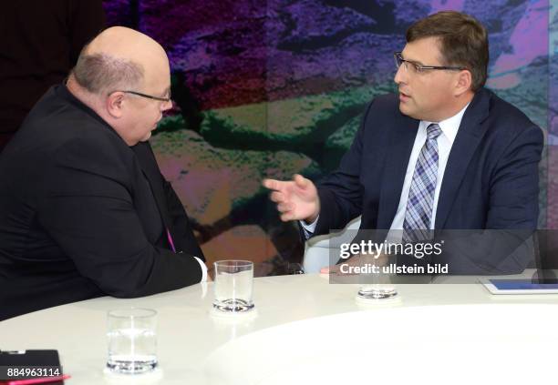 Peter Altmaier mit Stefan Löwl in der ZDF-Talkshow maybrit illner am in Berlin Thema der Sendung: Flüchtlingskrise - Zwischen Notstand und Panikmache?