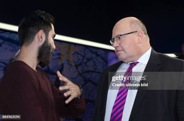 Der syrische Flüchtling Feras im Gespräch mit Peter Altmaier in der ZDF-Talkshow maybrit illner am in Berlin Thema der Sendung: Flüchtlingskrise -...