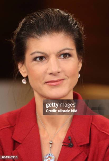 Dr. Sahra Wagenknecht in der ARD-Talkshow ANNE WILL am in Berlin Thema der Sendung: Das verflixte 10. Jahr - Wieviel Autorität hat Angela Merkel noch?