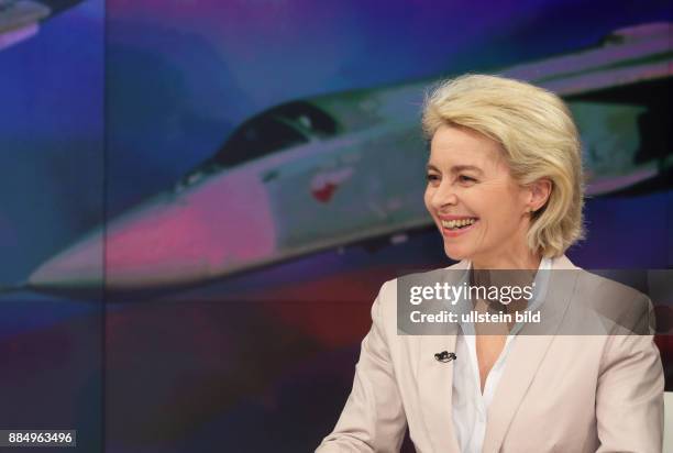 Dr. Ursula von der Leyen in der ZDF-Talkshow maybrit illner am in Berlin Thema der Sendung: Schlachtfeld Syrien - Wer stoppt Krieg und Flucht?