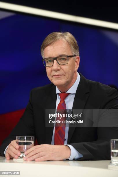 Dr. Dietmar Bartsch in der ZDF-Talkshow maybrit illner am in Berlin Thema der Sendung: Schlachtfeld Syrien - Wer stoppt Krieg und Flucht?