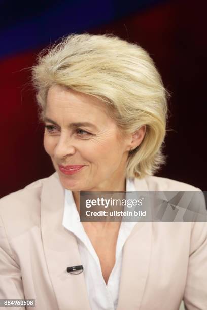 Dr. Ursula von der Leyen in der ZDF-Talkshow maybrit illner am in Berlin Thema der Sendung: Schlachtfeld Syrien - Wer stoppt Krieg und Flucht?