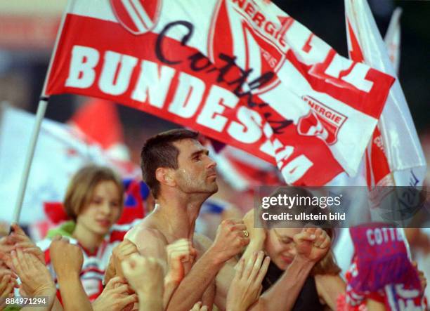 Cottbus, Deutschland, 2.Fussball Bundesliga, Energie Cottbus - 1.FC Köln, Antun Labak von Energie Cottbus am Ziel, dem Aufstieg in die Erste...