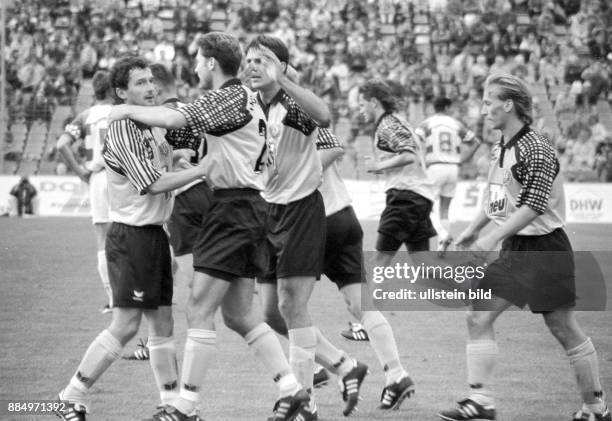 Fussball, 1. Bundesliga, Saison 1994/95, SG Dynamo Dresden - MSV Duisburg, Samstag , Rudolf - Harbig Stadion, Dresden. V.l. Hans Uwe Pilz, Sven...