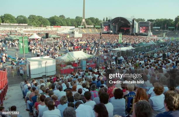 Fans beim Wolfgang Petry Konzert am im Rudolf - Harbig - Stadion in Dresden.