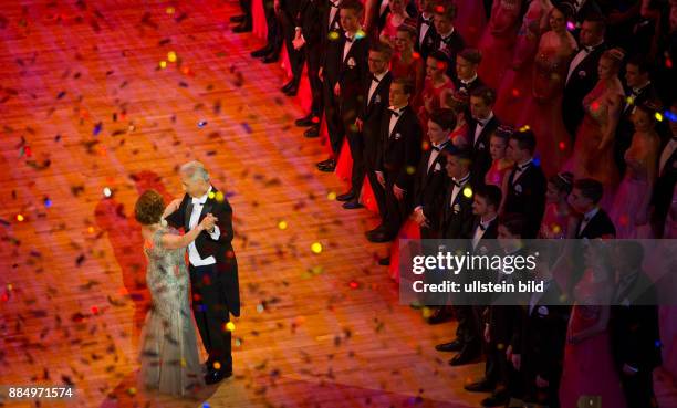 Semperopernball, Freitag , Semperoper Dresden. Der sächsische Ministerpräsident Stanislaw Tillich tanz mit seiner Frau Veronika den Eröffnungswalzer