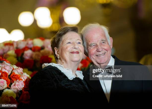 Semperopernball, Freitag , Semperoper Dresden. Der ehemalige sächsische Ministerpräsident Kurt Biedenkopf mit seiner Ehefrau Ingrid.