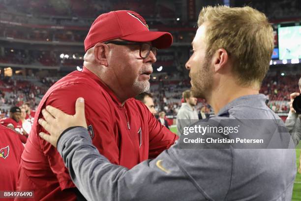 Head coach Bruce Arians of the Arizona Cardinals shakes hands with head coach Sean McVay of the Los Angeles Rams after the NFL game at the University...