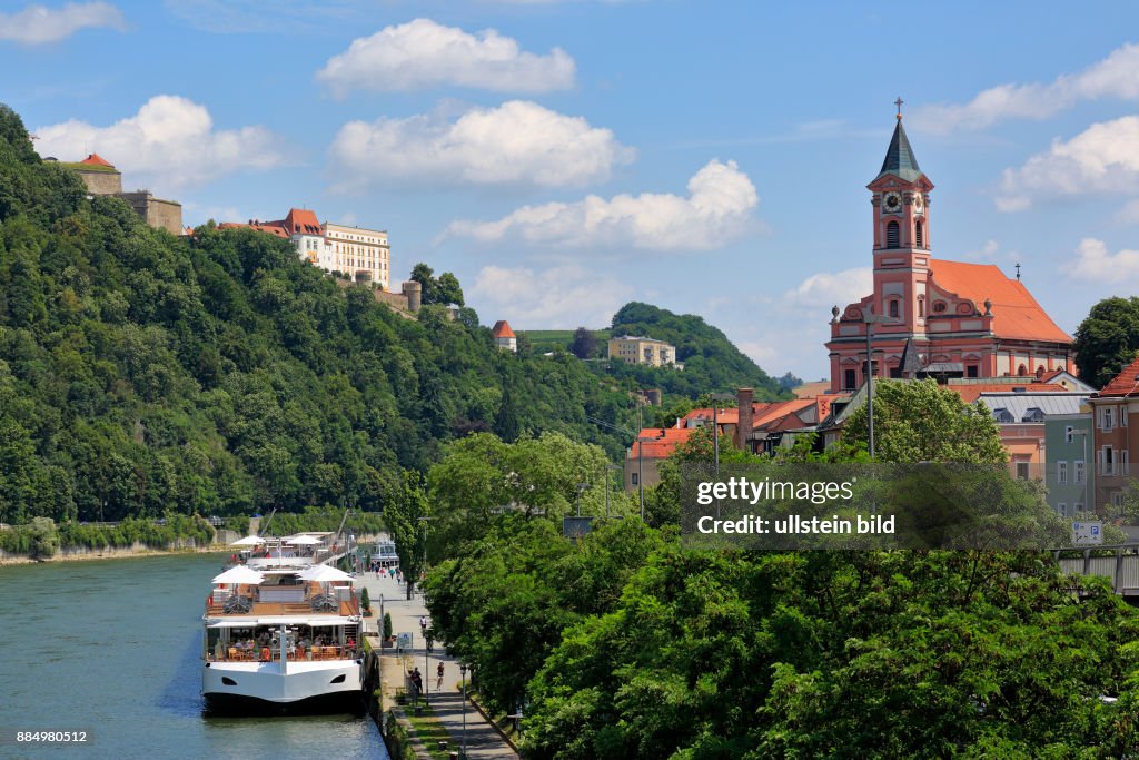 Germany, Bavaria, Eastern Bavaria, Lower Bavaria, D-Passau, Danube, Inn, Ilz, Veste Oberhaus with Oberhaus Museum on the Georgsberg mountain, fortress, Saint Paul Church, parish church, catholic church, Danube landscape, Danube navigaton, excursion ships