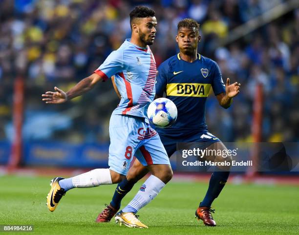 Thiago Rodrigues Da Silva of Arsenal fights for ball with Wilmar Barrios of Boca Juniors during a match between Boca Juniors and Arsenal as part of...