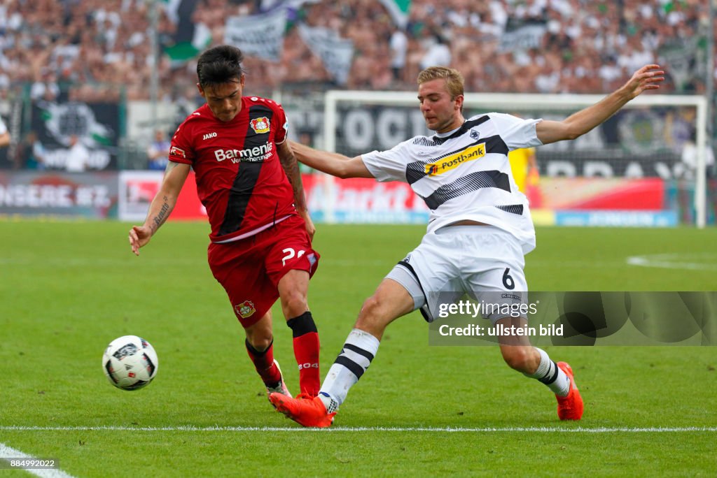 Sports, football, Bundesliga, 2016/2017, Borussia Moenchengladbach versus Bayer 04 Leverkusen 2:1, Stadium Borussia Park, scene of the match, Charles Aranguiz (Bayer) left and Christoph Kramer (MG)