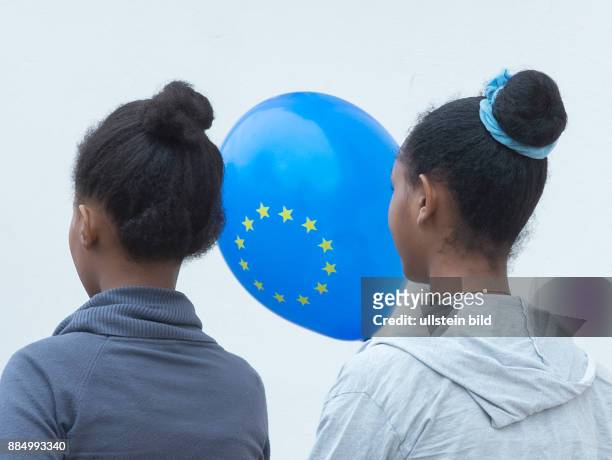 Kinder tragen einen Luftballon beim Europafest der Thueringer Staatskanzlei in Erfurt.