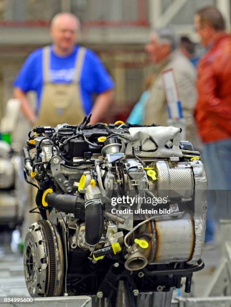 Verschiedene Motoren stehen am "Tag der offenen Tuer" an der Produktionsstrecke des VW Golf und des Passat Variant im Volkswagenwerk in Zwickau....