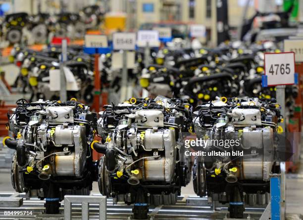 Verschiedene Motoren stehen am "Tag der offenen Tuer" an der Produktionsstrecke des VW Golf und des Passat Variant im Volkswagenwerk in Zwickau....