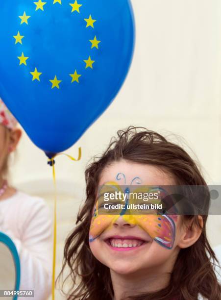 Laetitia Nakhle haelt einen Luftballon beim Tag der offenen Tuer in der Thueringer Staatskanzlei und dem Europafest im am Samstag, im Hirschgarten in...