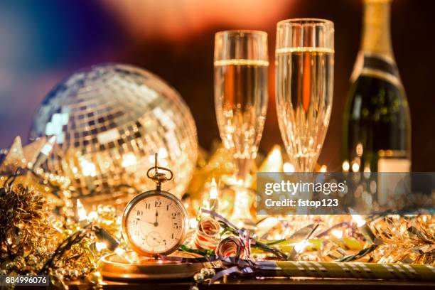 fin de año fiesta, reloj de bolsillo, reloj a la medianoche. - new year's eve fotografías e imágenes de stock