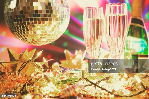 大晦日の休日パーティー シャンパン、ディスコ ボール、装飾。 - new year's eve ball ストックフォトと画像