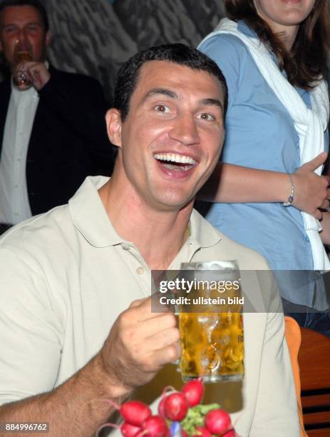 Klitschko, Wladimir - Sportler, Boxen, Schwergewicht, Ukraine - mit Bierglas beim "Timmendorfer Oktoberfest" in Timmendorfer Strand -