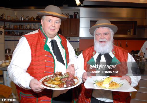 Wildecker Herzbuben - Volksmusikduo, D - kochen in der ZDF-Sendung "Lafer! Lichter! Lecker!" -