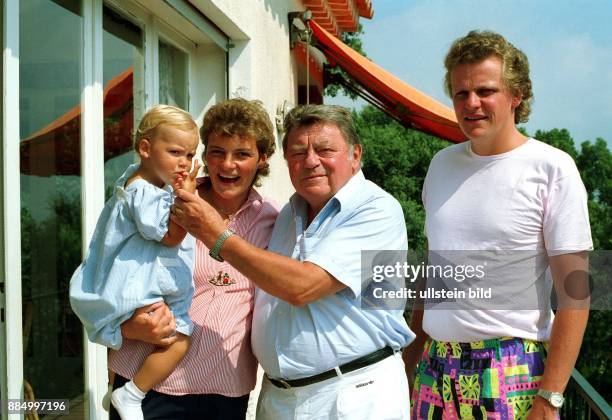 Strauss, Franz Josef *06.09..1988+ Politiker, CSU, D - mit Enkeltochter Michaela, Tochter Monika Hohlmeier und Sohn Franz Georg im Ferienhaus bei...