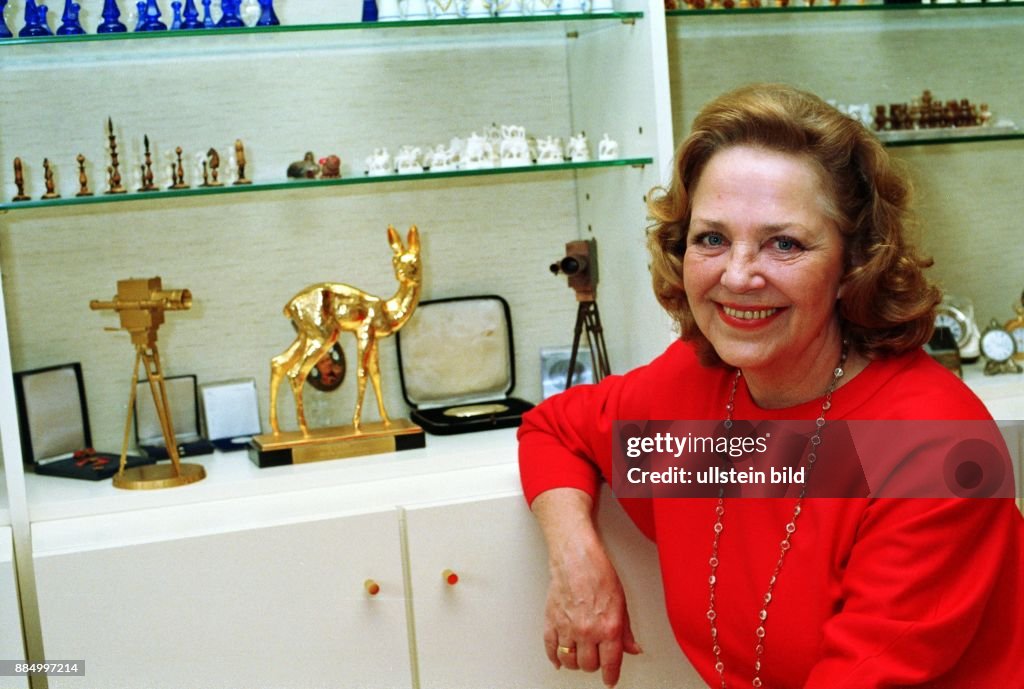 Kellner-Frankenfeld, Lonny - Schauspielerin, Saengerin, Witwe von Peter Frankenfeld, D - sitzt vor einer Vitrine mit Auszeichnungen von Peter Frankenfeld in ihrem Haus in Wedel bei Hamburg.