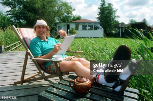 Otto Waalkes * Komiker, Schauspieler, D - sonnt sich auf dem Bootssteg vor seinem Ferienhaus in Ostfriesland -