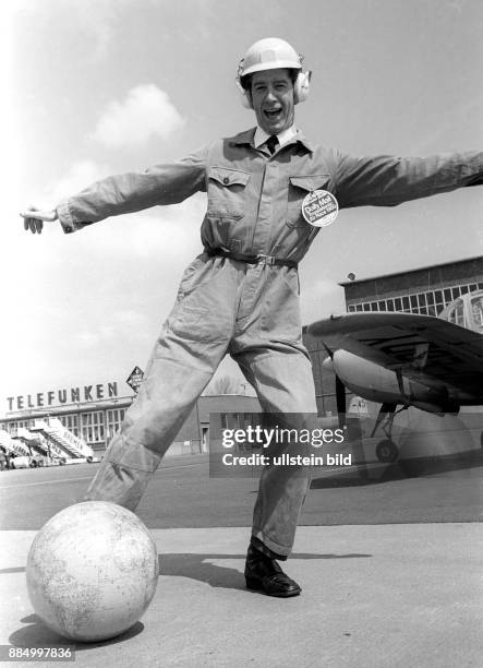 Rudi Carrell - Showmaster, Schauspieler; Niederlande, bereitet sich auf das "Daily-Mail-Transatlantic-Air-Race 1969-" auf dem Rollfeld des Bremer...